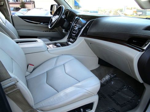 Used 2017 Cadillac Escalade ESV Luxury image 14