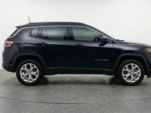 Used 2025 Jeep Compass Latitude image 11