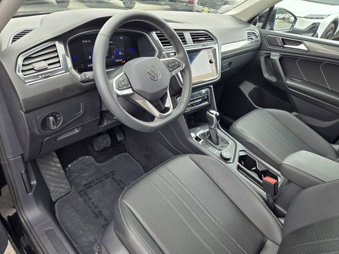 Used 2023 Volkswagen Tiguan SE AWD/4WD image 10