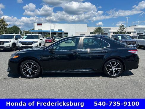 Used 2019 Toyota Camry SE FWD image 2
