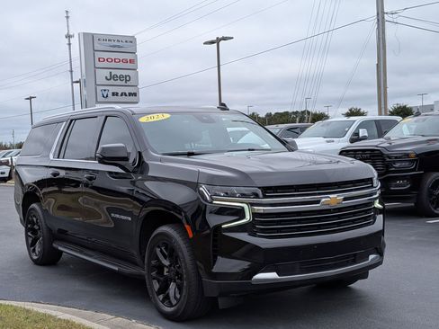 Used 2023 Chevrolet Suburban LT w/ Luxury Package image 3