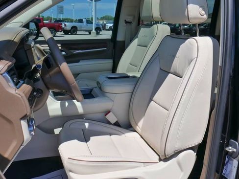Used 2023 GMC Yukon XL Denali AWD/4WD image 4