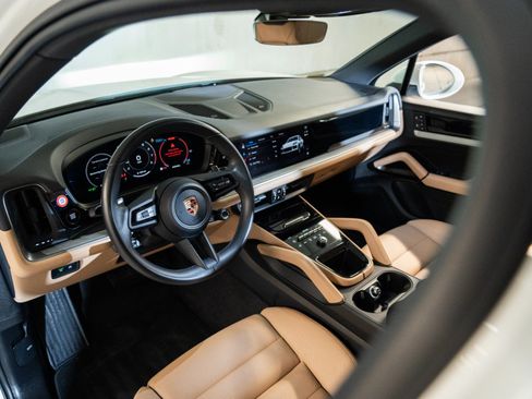 Certified 2026 Porsche Cayenne AWD/4WD image 4