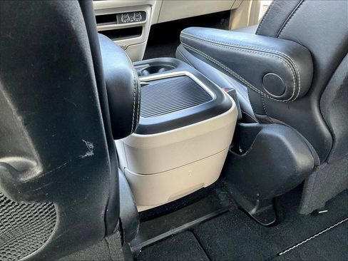Used 2024 Chrysler Pacifica Touring-L FWD image 13