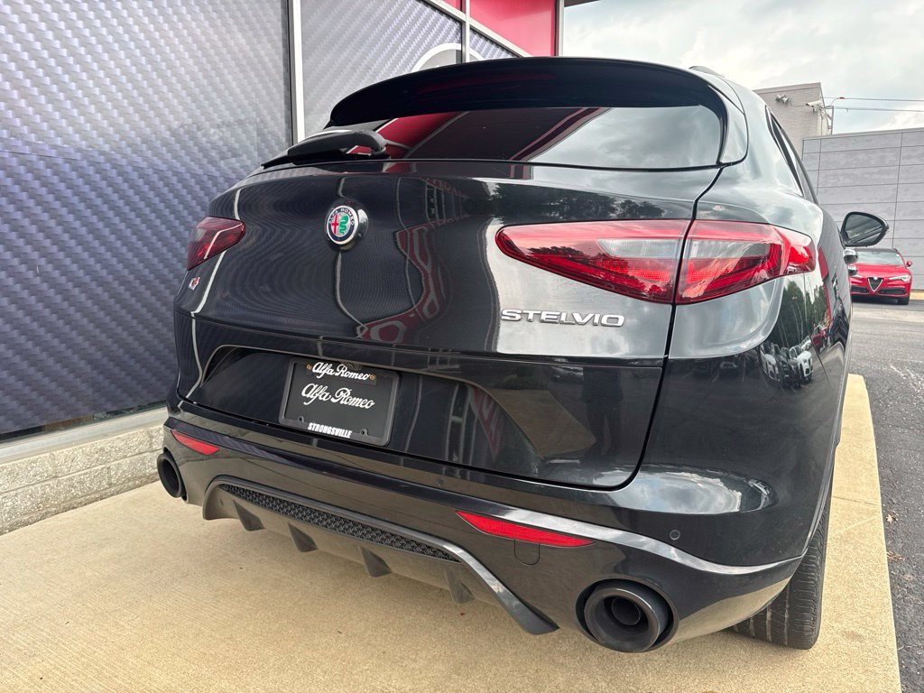 Used 2023 Alfa Romeo Stelvio Veloce AWD/4WD image 7