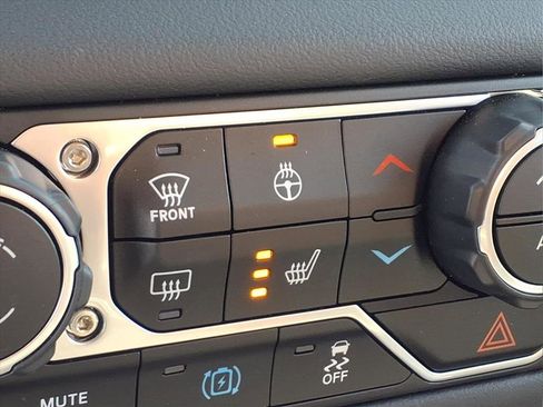 Used 2025 Jeep Wrangler Sahara image 13