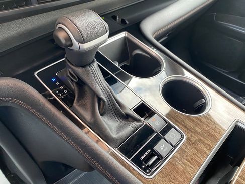 Used 2025 Toyota Sienna Platinum image 32