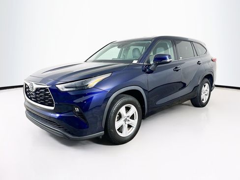 Used 2022 Toyota Highlander LE FWD image 3