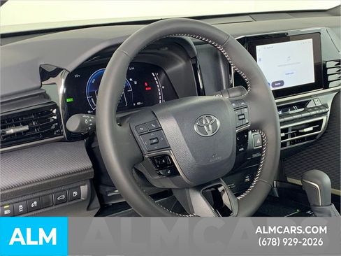 Used 2026 Toyota Camry SE image 7