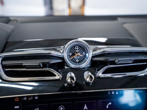 Used 2021 Bentley Bentayga image 48