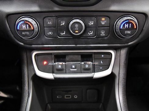 Used 2022 GMC Terrain SLT w/ LPO, Floor Liner Package image 25