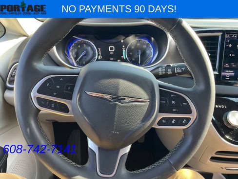 Used 2023 Chrysler Pacifica Touring-L FWD image 20