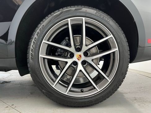 Certified 2025 Porsche Macan AWD/4WD image 27