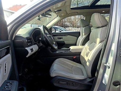 Used 2025 Honda Pilot Touring image 3