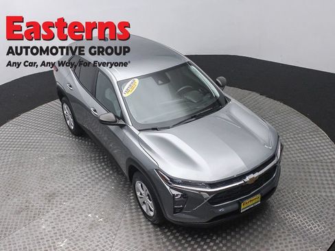 Used 2024 Chevrolet Trax LS w/ Driver Confidence Package FWD image 3