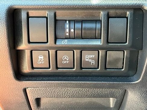 Used 2020 Subaru Crosstrek 2.0i Premium w/ Moonroof Package 2 AWD/4WD image 19