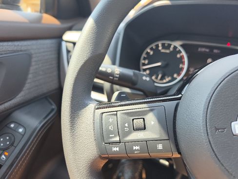Used 2023 Nissan Rogue SV FWD image 31