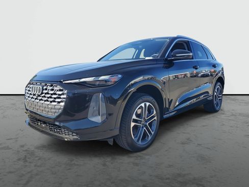 Used 2025 Audi Q5 Premium w/ Convenience Package image 2