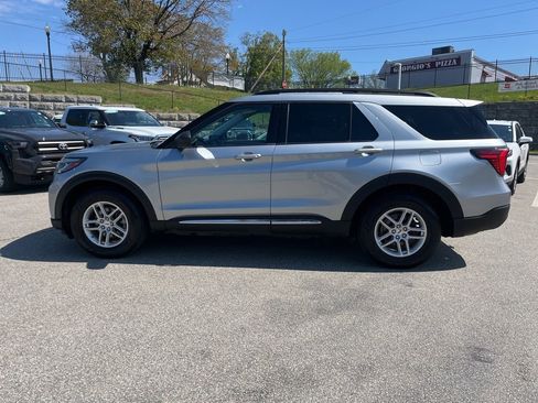 Used 2025 Ford Explorer Active AWD/4WD image 3