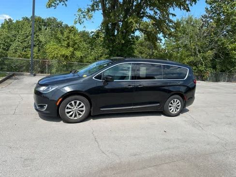 Used 2017 Chrysler Pacifica Touring-L FWD image 14