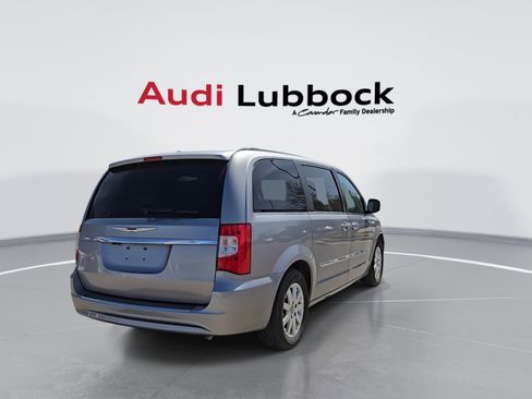 Used 2016 Chrysler Town & Country Touring image 8