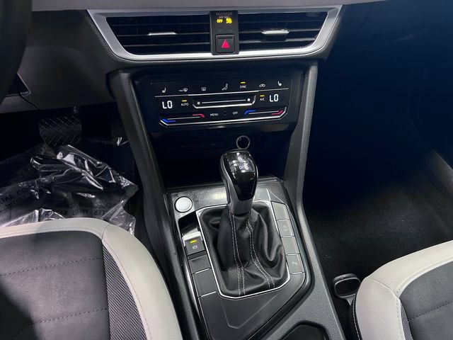 Certified 2025 Volkswagen Taos SE FWD image 27