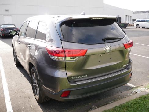 Used 2019 Toyota Highlander XLE AWD/4WD image 6