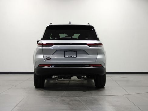 Used 2025 Jeep Grand Cherokee Altitude AWD/4WD image 5