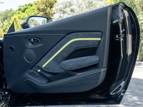 Used 2022 Aston Martin V8 Vantage Roadster RWD image 15