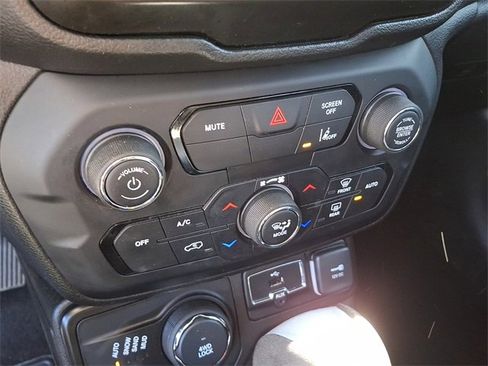 Used 2021 Jeep Renegade Latitude image 18