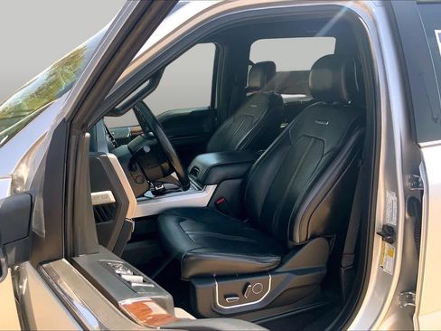 Used 2017 Ford F150 Platinum w/ Equipment Group 701A Luxury AWD/4WD image 7