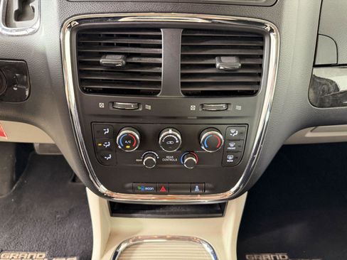 Used 2016 Dodge Grand Caravan SXT w/ UConnect Hands-Free Group FWD image 23