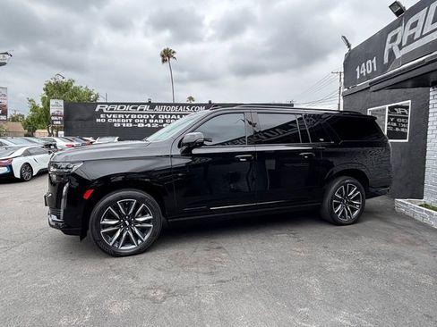 Used 2022 Cadillac Escalade ESV Sport Platinum w/ Heavy-Duty Trailer Package AWD/4WD image 17