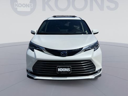 Used 2024 Toyota Sienna Platinum image 19