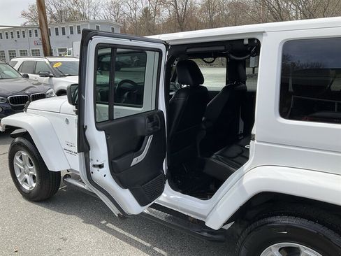 Used 2016 Jeep Wrangler Unlimited Sahara w/ Connectivity Group AWD/4WD image 11