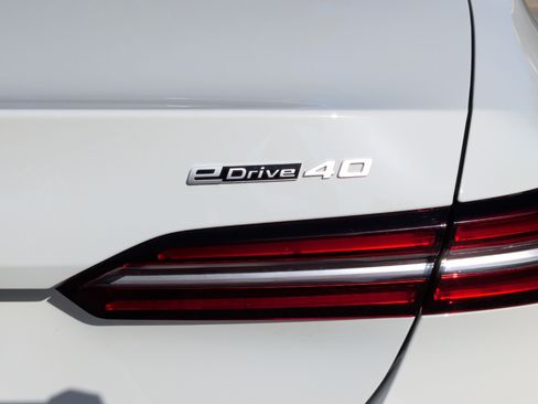 Used 2026 BMW i5 eDrive40 w/ Premium Package RWD image 11