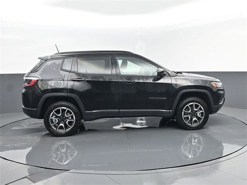 Used 2024 Jeep Compass Trailhawk image 4