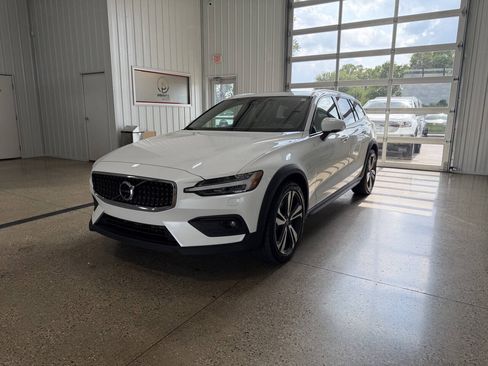 Used 2025 Volvo V60 B5 Cross Country Plus w/ Protection Package Premier AWD/4WD image 5