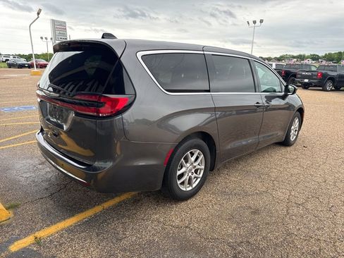 Used 2023 Chrysler Pacifica Touring-L FWD image 3