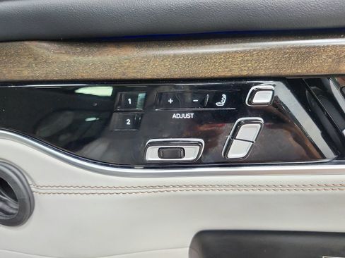 Used 2023 Jeep Grand Wagoneer L Series II w/ Convenience Group III AWD/4WD image 40