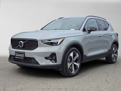 Used 2026 Volvo XC40 B5 Plus w/ Protection Package Premier AWD/4WD image 7