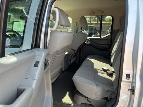 Used 2010 Nissan Frontier SE AWD/4WD image 24