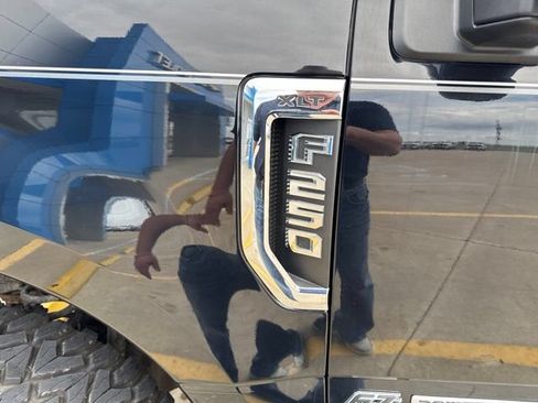 Used 2018 Ford F250 XLT w/ XLT Premium Package AWD/4WD image 14