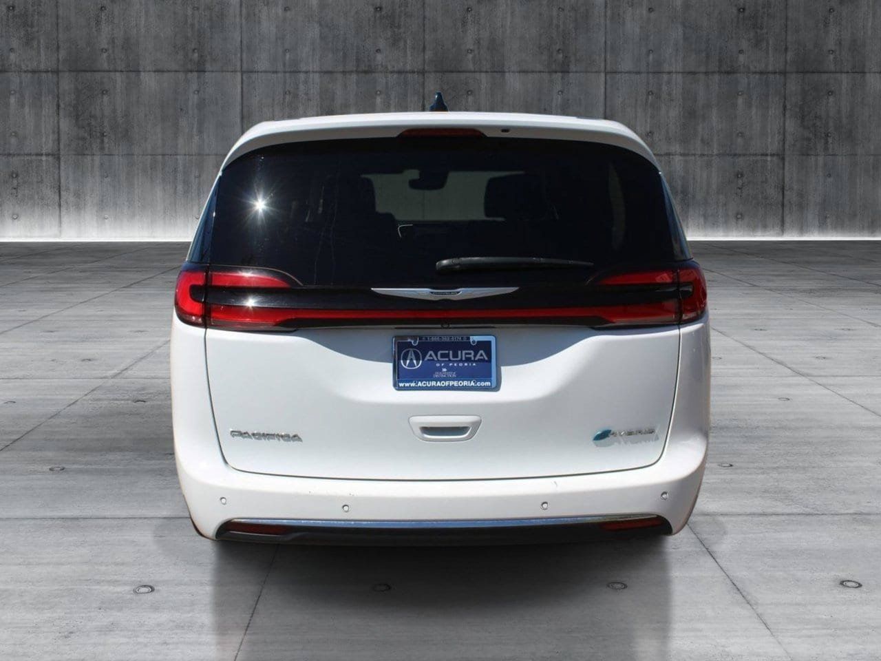 Used 2023 Chrysler Pacifica Touring-L FWD image 4