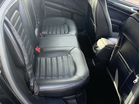 Used 2017 Ford Fusion SE w/ Fusion SE Technology Package image 18