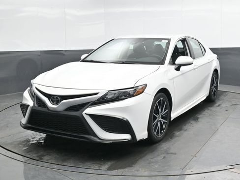 Used 2021 Toyota Camry SE w/ Carpet Mat Package (TMS) image 8