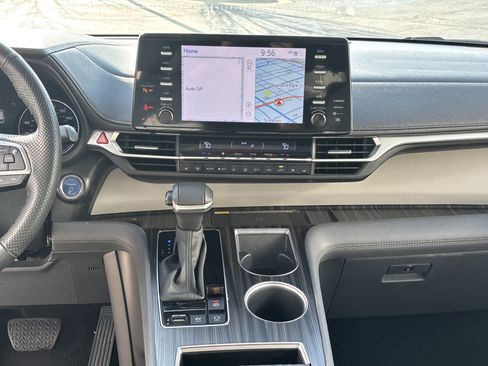 Used 2023 Toyota Sienna Limited image 20