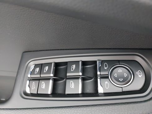 Certified 2026 Porsche Macan AWD/4WD image 30