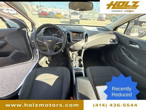 Used 2017 Chevrolet Cruze LT image 18