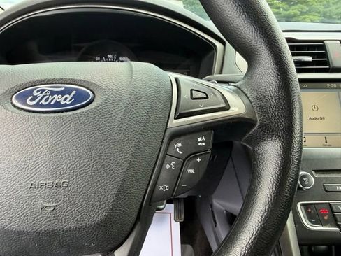 Used 2018 Ford Fusion SE w/ Fusion SE Technology Package FWD image 18